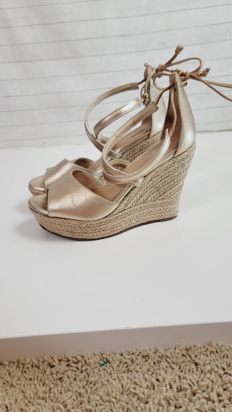 UGG Reagan Metallic Espadrille Wedge in Gold, sz 7